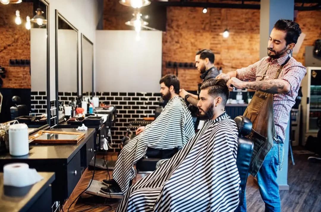 Barbearia com cadeiras clássicas e ambiente amadeirado